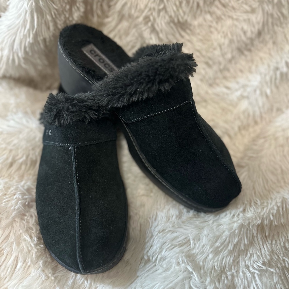 Like NEW!! CROCS Women's Black Suede Fur Mules - Picture 2 of 6